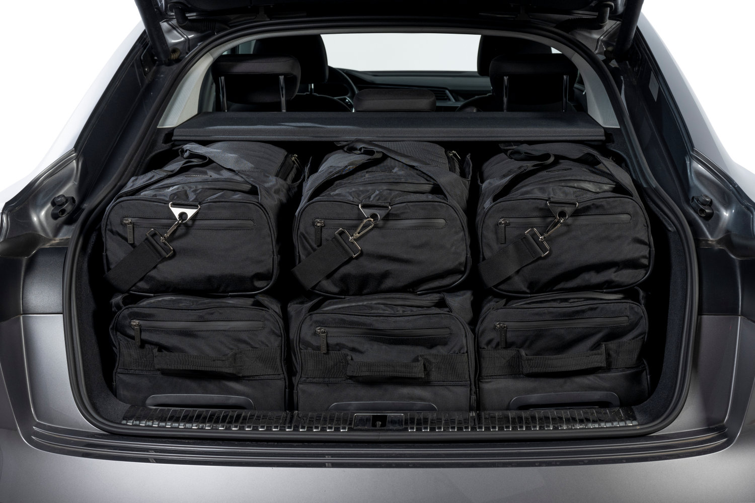 Sie haben eine freie Sicht; ein Car-Bags.com Reisetaschen Set bleibt unter der Kofferraumabdeckung