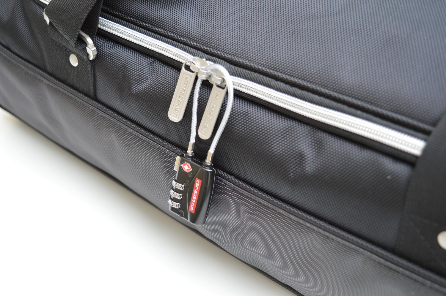 All Car-Bags zipper pullers are equipped with eyes