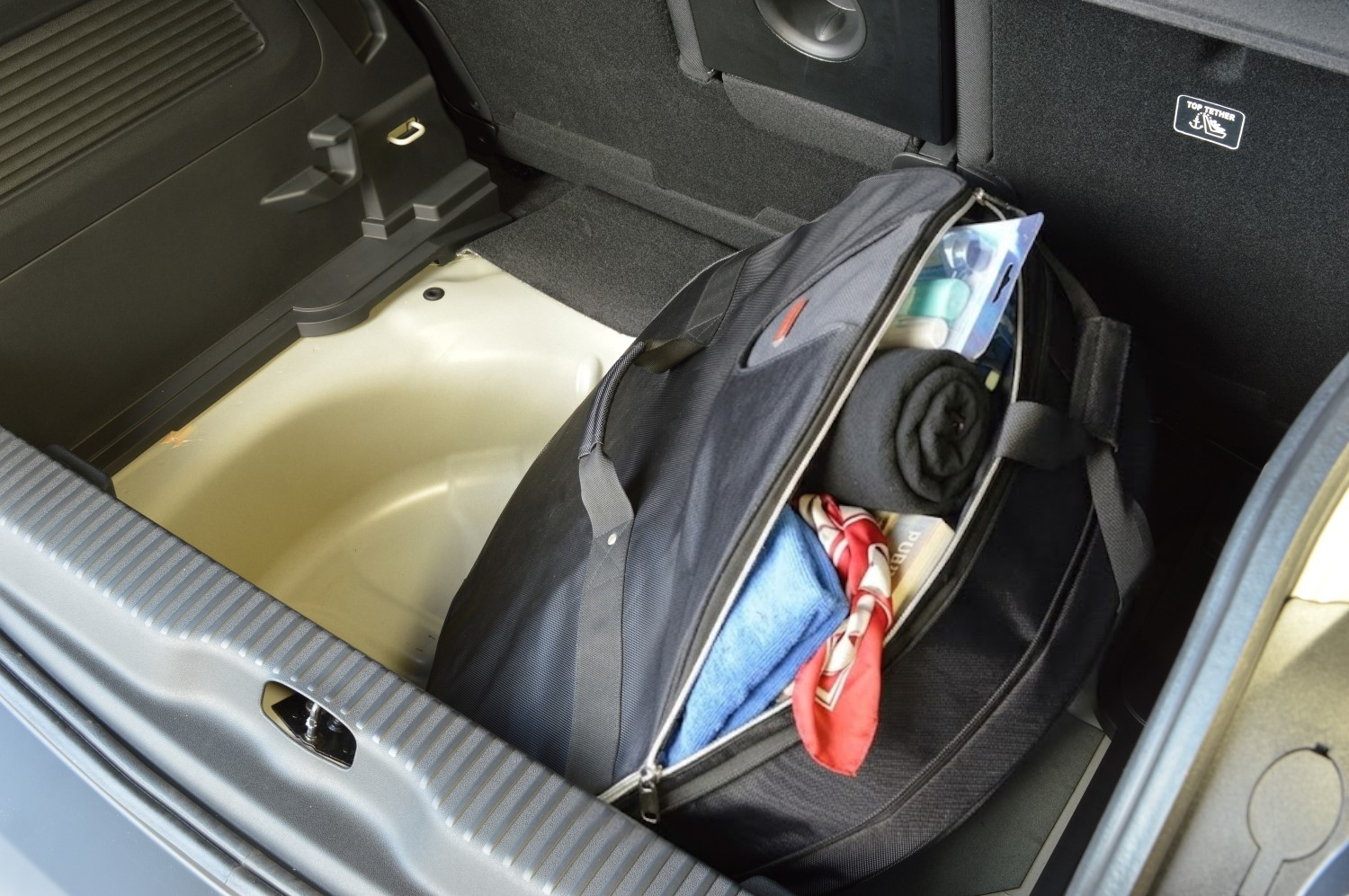 sparewheel-well-bag-car-bags-53.jpg