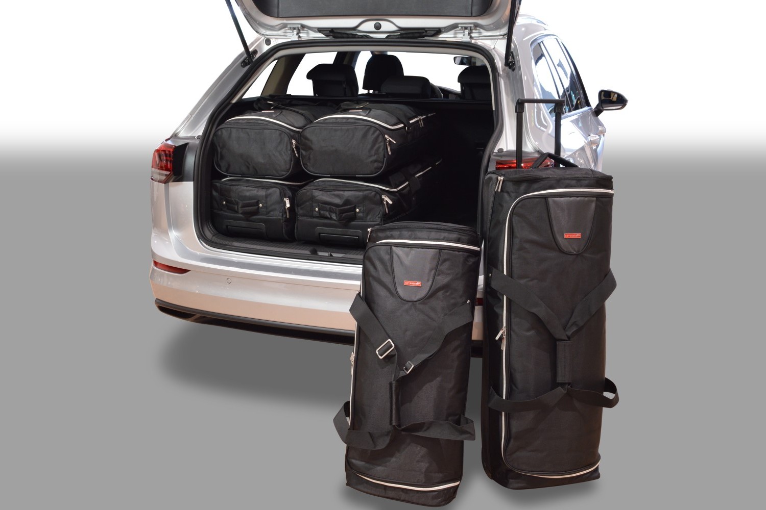 https://www.car-bags.com/images/stories/virtuemart/product/v14001s-volkswagen-golf-viii-variant-2020-car-bags-1.jpg